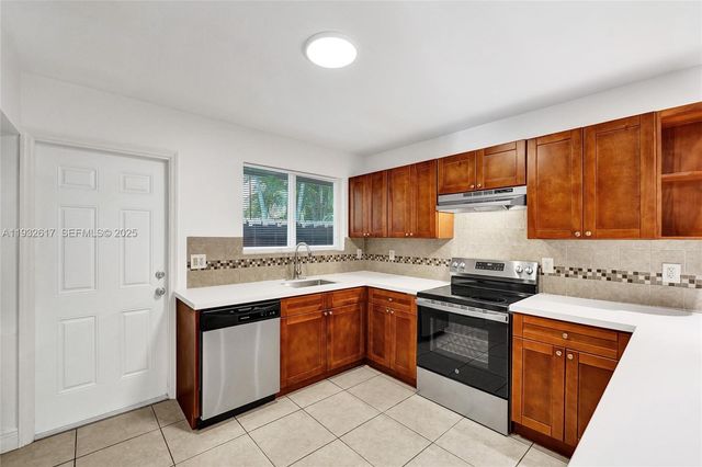 30 SW 8th St 1, Hallandale Beach, FL 33009