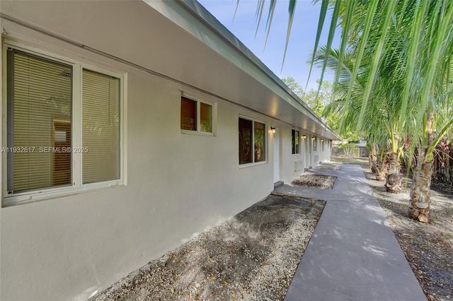 30 SW 8th St 1, Hallandale Beach, FL 33009