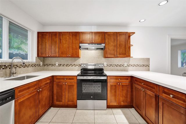 30 SW 8th St 1, Hallandale Beach, FL 33009