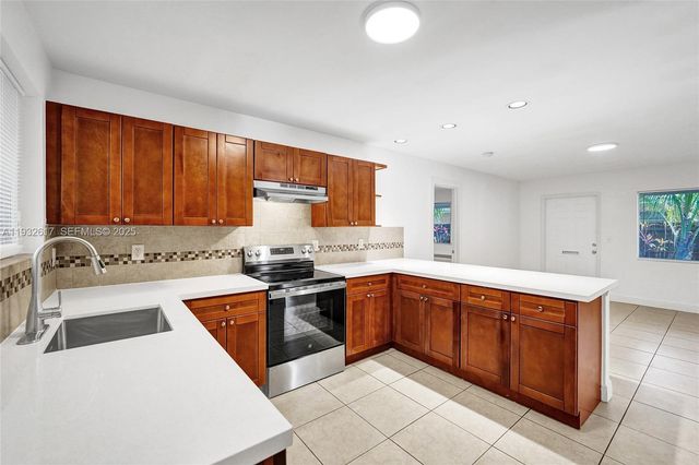 30 SW 8th St 1, Hallandale Beach, FL 33009