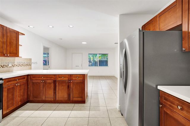 30 SW 8th St 1, Hallandale Beach, FL 33009