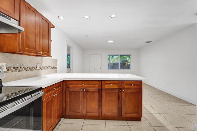 30 SW 8th St 1, Hallandale Beach, FL 33009