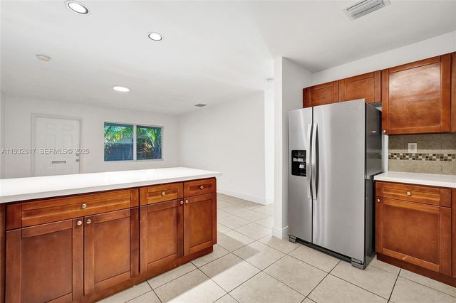 30 SW 8th St 1, Hallandale Beach, FL 33009