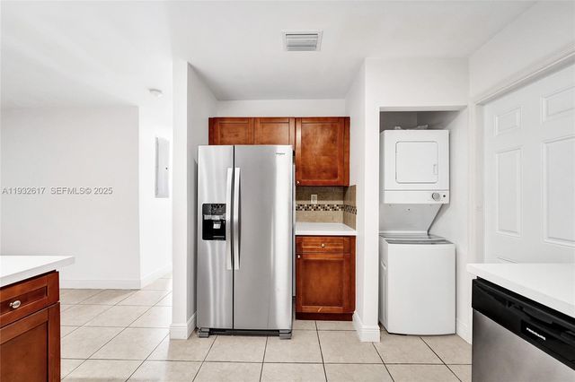 30 SW 8th St 1, Hallandale Beach, FL 33009