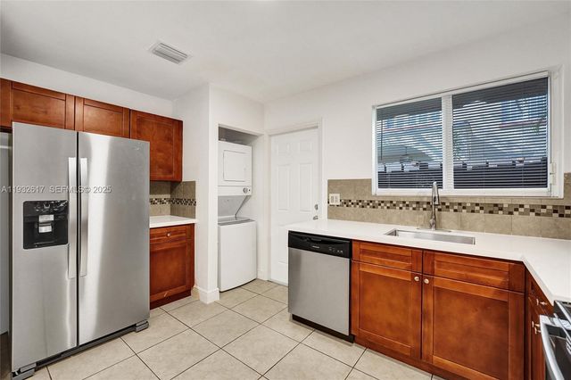 30 SW 8th St 1, Hallandale Beach, FL 33009