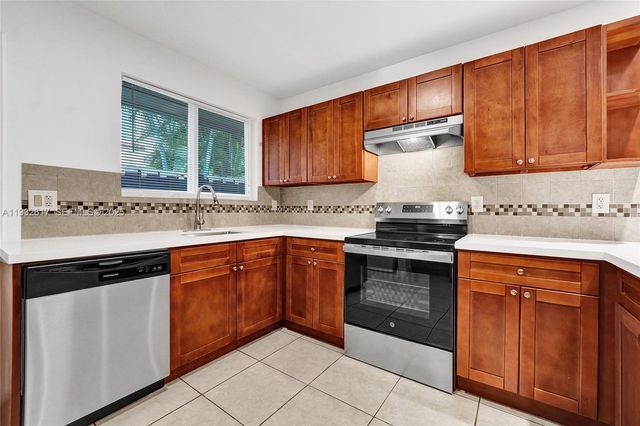 30 SW 8th St 1, Hallandale Beach, FL 33009