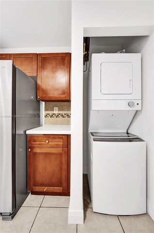 30 SW 8th St 1, Hallandale Beach, FL 33009