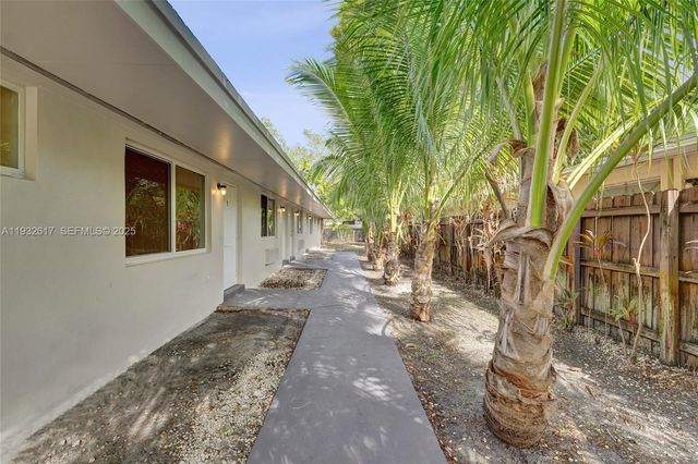 30 SW 8th St 1, Hallandale Beach, FL 33009