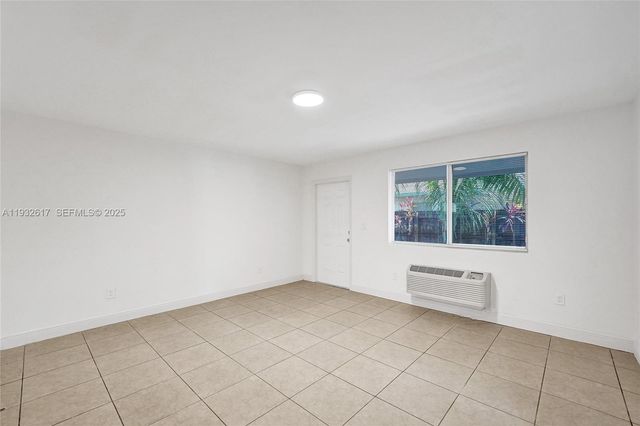 30 SW 8th St 1, Hallandale Beach, FL 33009