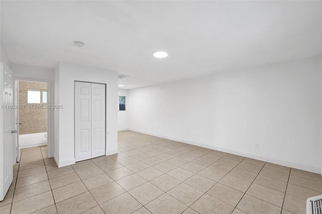 30 SW 8th St 1, Hallandale Beach, FL 33009