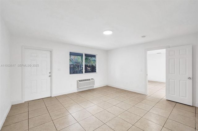 30 SW 8th St 1, Hallandale Beach, FL 33009
