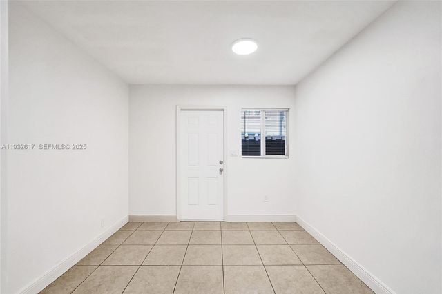 30 SW 8th St 1, Hallandale Beach, FL 33009