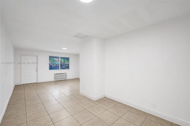 30 SW 8th St 1, Hallandale Beach, FL 33009