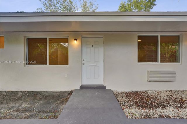 30 SW 8th St 1, Hallandale Beach, FL 33009