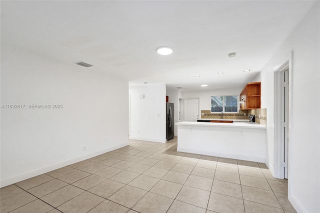 30 SW 8th St 1, Hallandale Beach, FL 33009