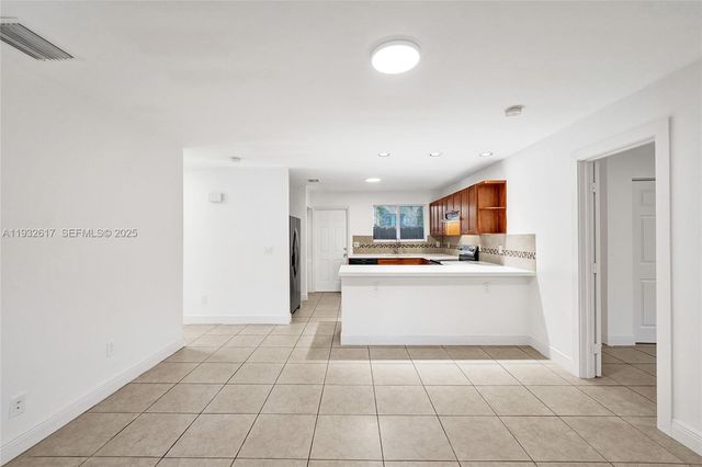 30 SW 8th St 1, Hallandale Beach, FL 33009