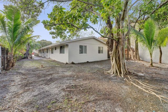 30 SW 8th St 1, Hallandale Beach, FL 33009