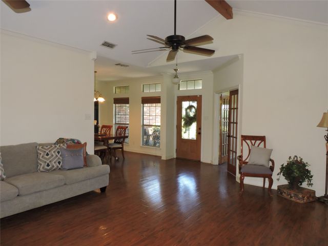 1025 Savannah Lane, Oak Ridge, TX 75142