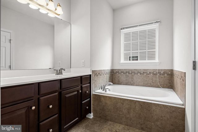 29 APPLEGATE DR, Florence, NJ 08518