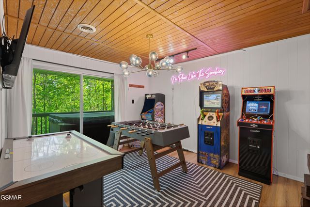 715 Upper Windsor Way, Gatlinburg, TN 37738