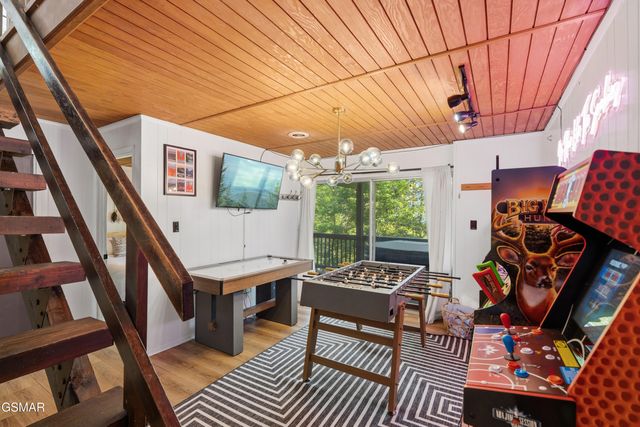 715 Upper Windsor Way, Gatlinburg, TN 37738