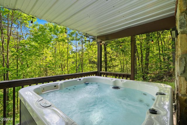 715 Upper Windsor Way, Gatlinburg, TN 37738