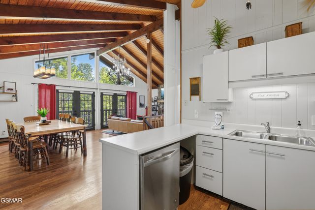 715 Upper Windsor Way, Gatlinburg, TN 37738