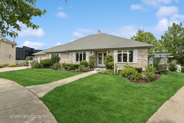 216 Rosewood Court, Westmont, IL 60559