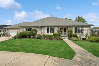 216 Rosewood Court, Westmont, IL 60559