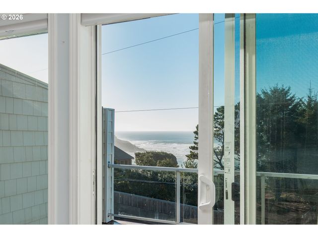 420 Sw COAST Ave, Depoe Bay, OR 97341
