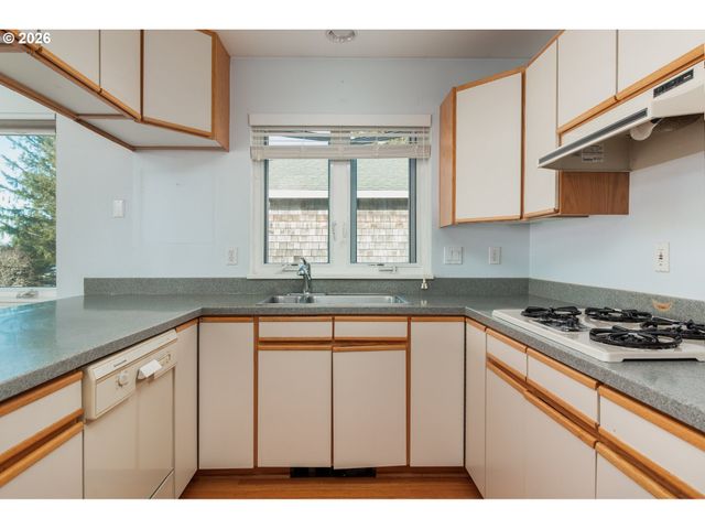 420 Sw COAST Ave, Depoe Bay, OR 97341