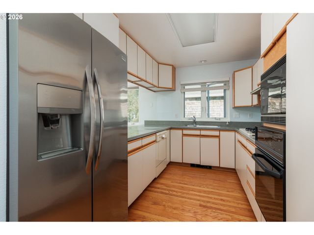 420 Sw COAST Ave, Depoe Bay, OR 97341