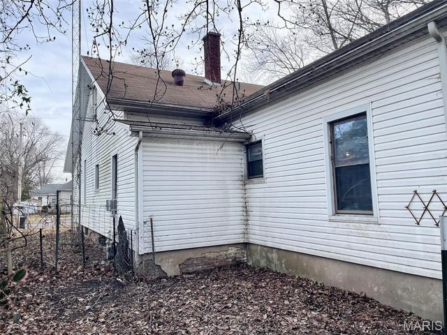 903 N Van Buren Street, Litchfield, IL 62056