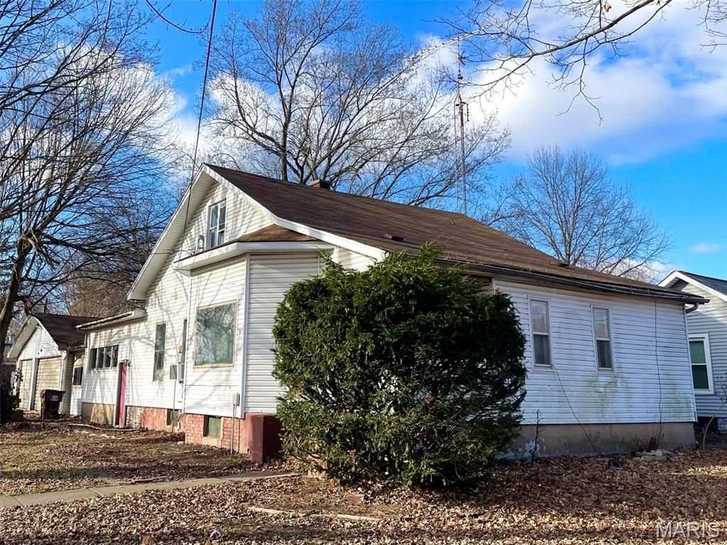 903 N Van Buren Street, Litchfield, IL 62056