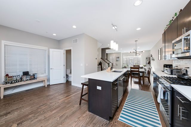 1025 Walnut Way, Oak Park, IL 60302