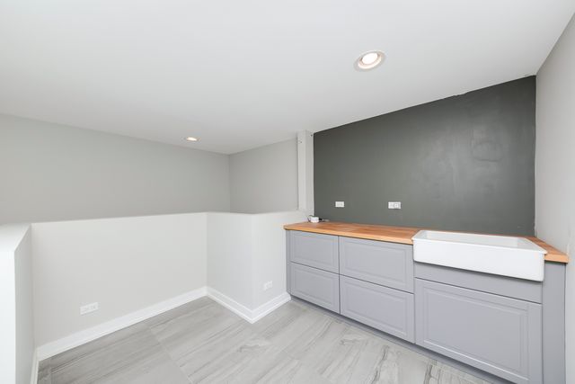 1025 Walnut Way, Oak Park, IL 60302