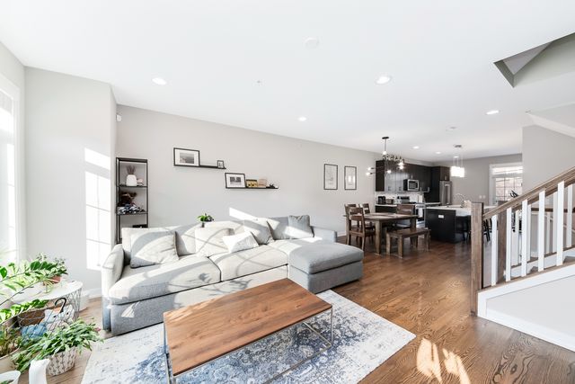 1025 Walnut Way, Oak Park, IL 60302