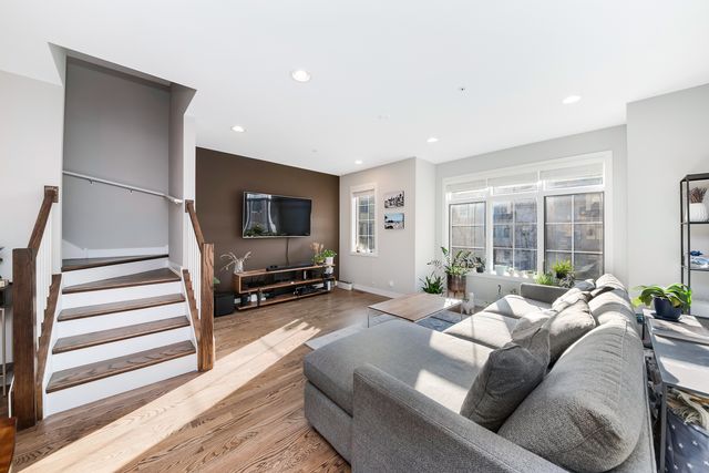 1025 Walnut Way, Oak Park, IL 60302