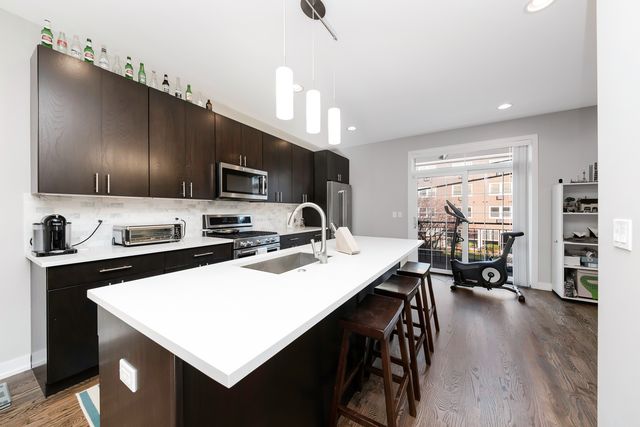 1025 Walnut Way, Oak Park, IL 60302