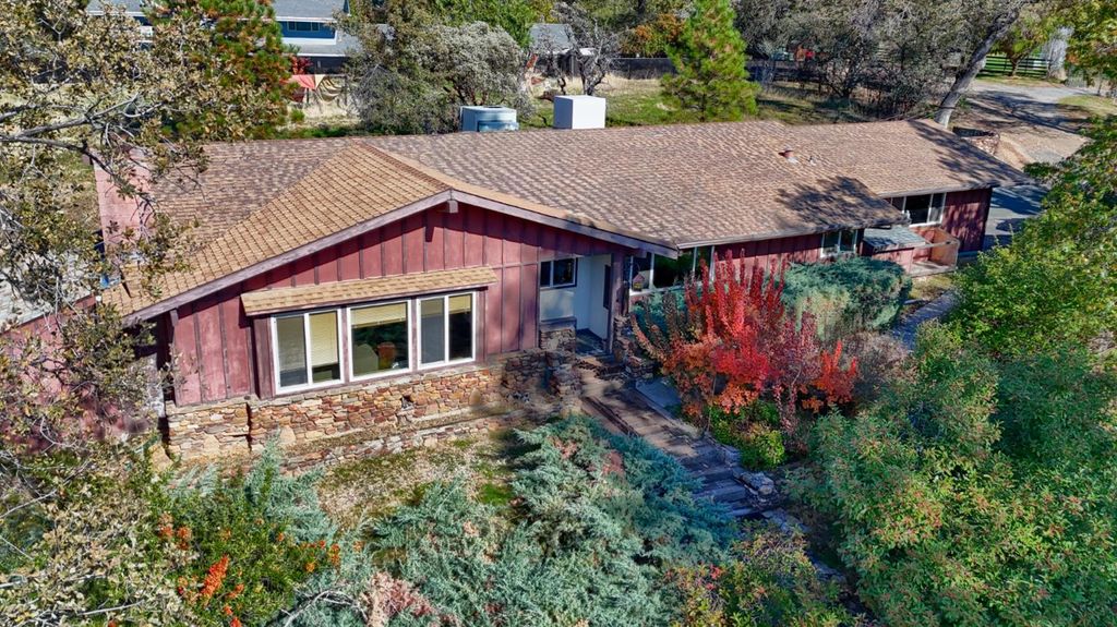 Image 1 of property listing at 42997 E Mountain View Lane, Oakhurst, CA 93644