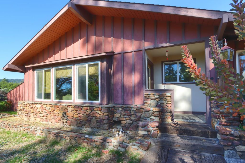 Image 13 of property listing at 42997 E Mountain View Lane, Oakhurst, CA 93644
