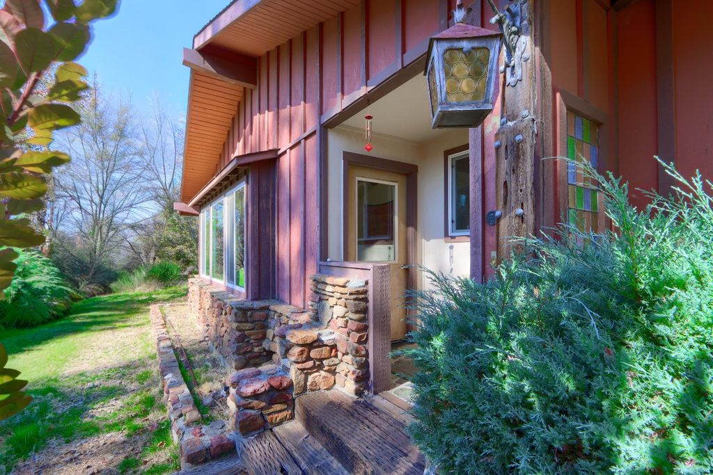 Image 15 of property listing at 42997 E Mountain View Lane, Oakhurst, CA 93644