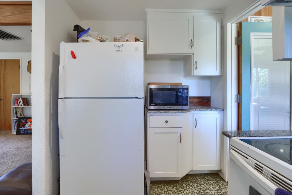 Image 20 of property listing at 42997 E Mountain View Lane, Oakhurst, CA 93644