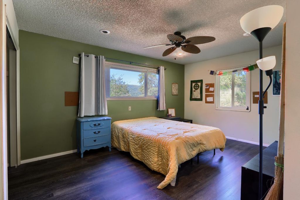 Image 22 of property listing at 42997 E Mountain View Lane, Oakhurst, CA 93644