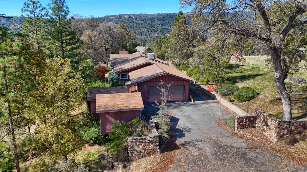 Image 4 of property listing at 42997 E Mountain View Lane, Oakhurst, CA 93644