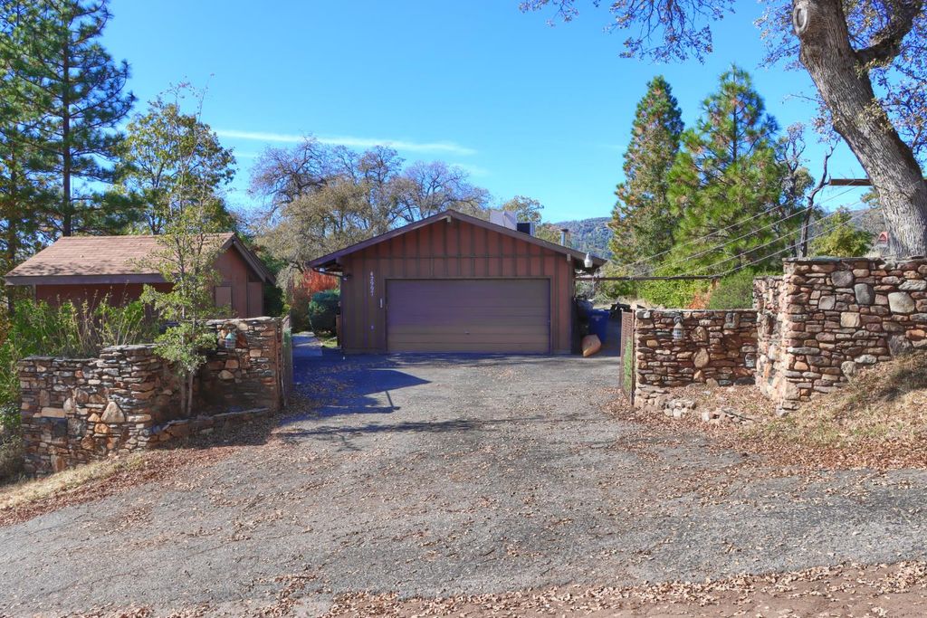 Image 5 of property listing at 42997 E Mountain View Lane, Oakhurst, CA 93644