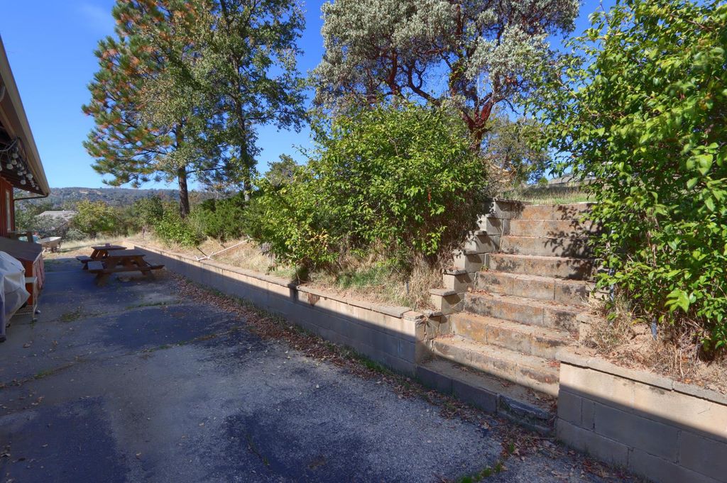 Image 8 of property listing at 42997 E Mountain View Lane, Oakhurst, CA 93644