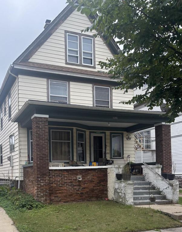 1041 College AVENUE, Racine, WI 53403