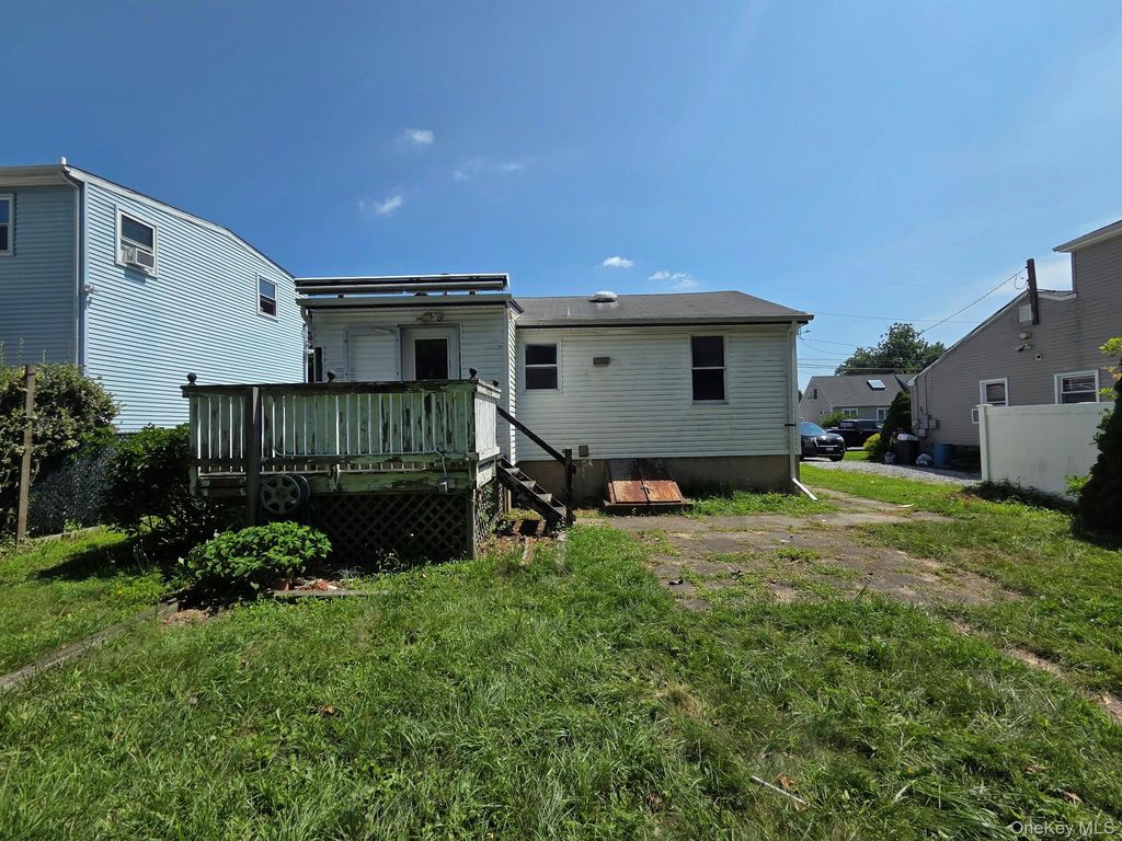 533 S 8th Street, Lindenhurst, NY 11757 — photo 4