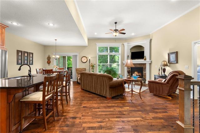 3404 S Wood Avenue, Blue Springs, MO 64015